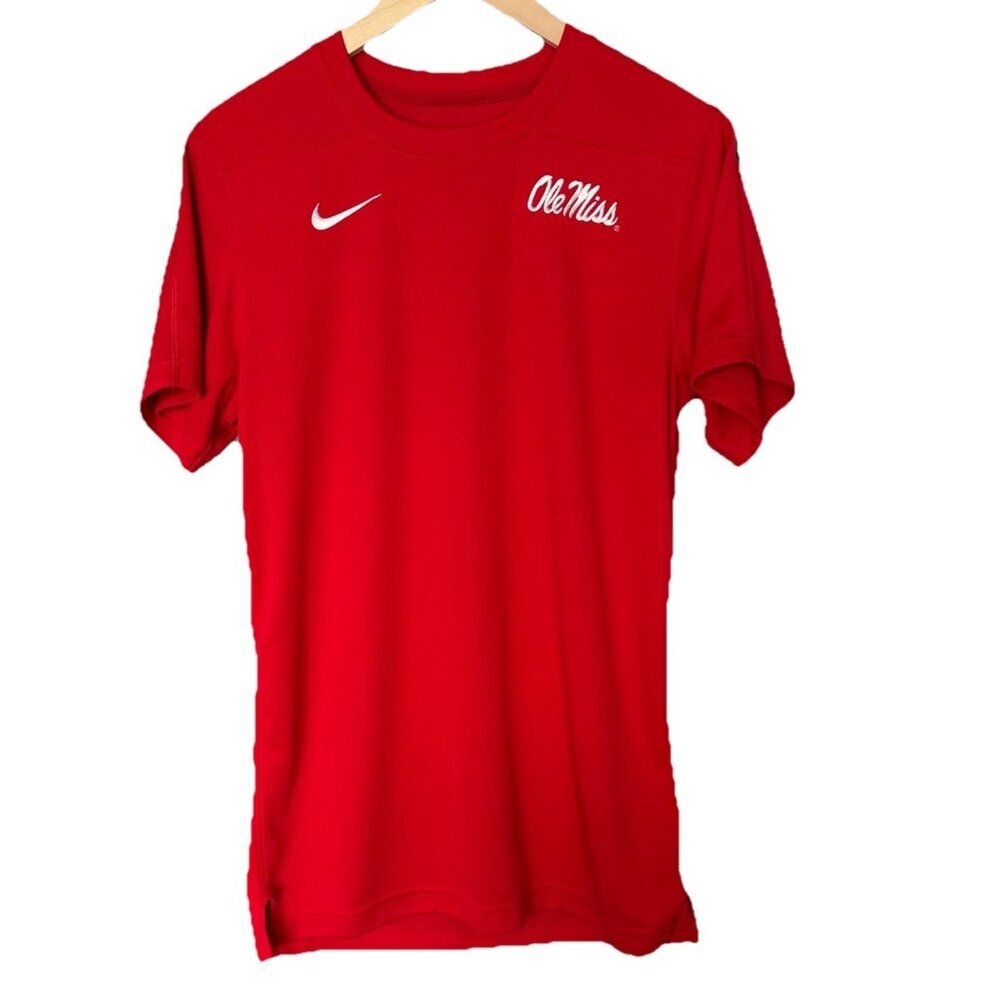 NIKE Ole Miss Mississippi Red Tee T-shirt Size Small Sports Gym Preppy Athletic